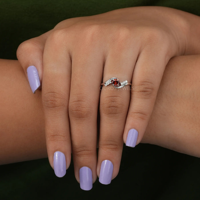 In finger look of red oval shaped bypass set diamond wedding ring