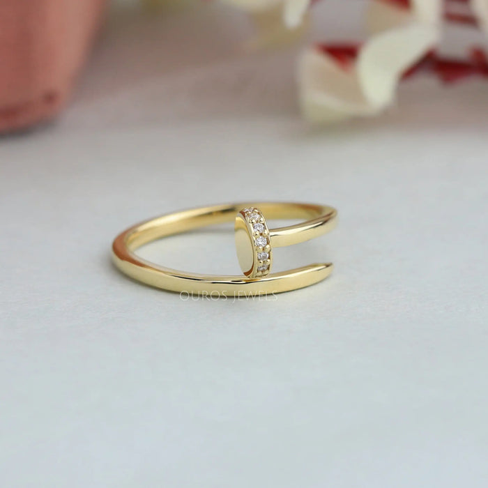 Alliance de mariage unique avec diamant rond taillé en spirale