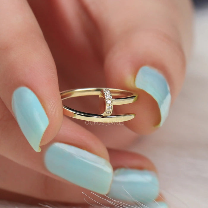 Alliance de mariage unique avec diamant rond taillé en spirale